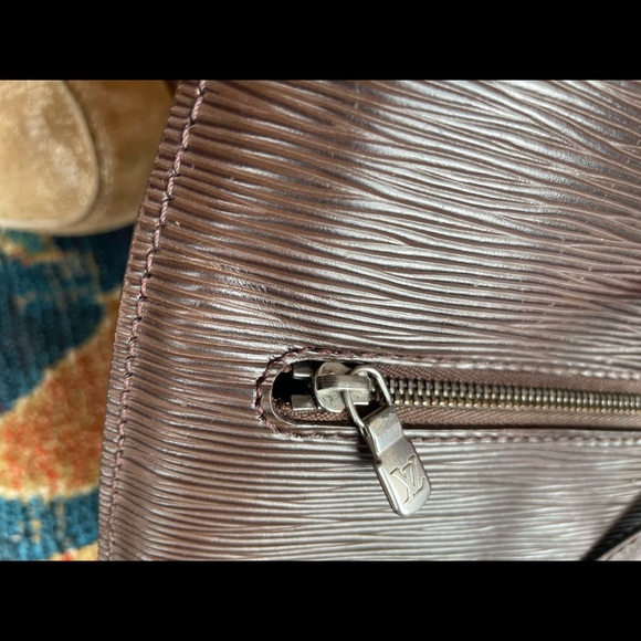 This is not a barely used purse - Picture 3 of 16